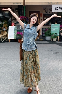复古港风套装裙女2026夏季优雅休闲刺绣系带牛仔马甲碎花裙两件套图片