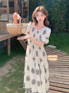 设计感民族风一字领印花长裙夏季新款露肩泡泡袖茶歇桔梗连衣裙女图片