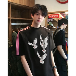 抖音得物品质二开240克宽松纯棉美式潮牌印花三条杠中性风短袖T恤图片