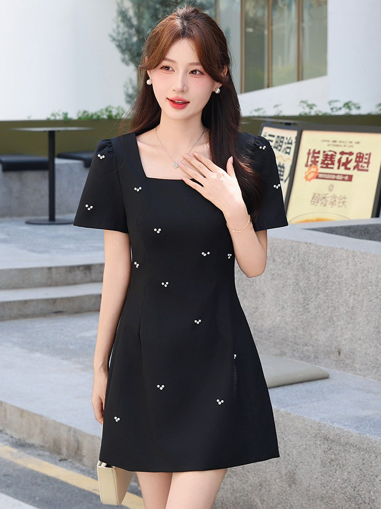 高端时尚方领钉珠小个子连衣裙女2025夏季新款修身名媛精致小黑裙,女装连衣裙,超帛