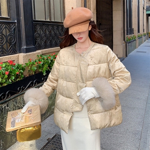 现货！（90新标带检）人丝提花新中式圆领狐狸毛贵气优雅羽绒服女图片