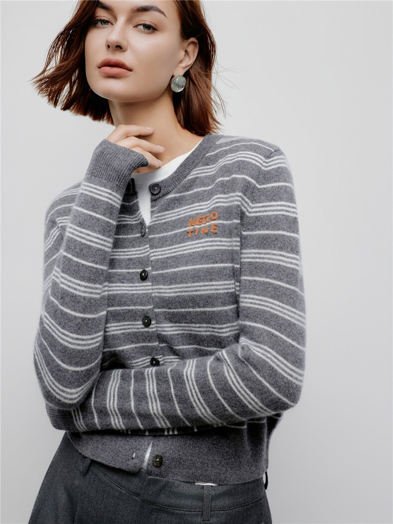 2025新款时尚圆领撞色条纹单排扣山羊绒针织开衫女,女装羊绒衫,阿舍尔精品