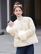 现货。2025年潮冬季真狐狸毛重工刺绣钉珠短款新中式羽绒服新款，女装羽绒服，艾仟回(原伊仟回)