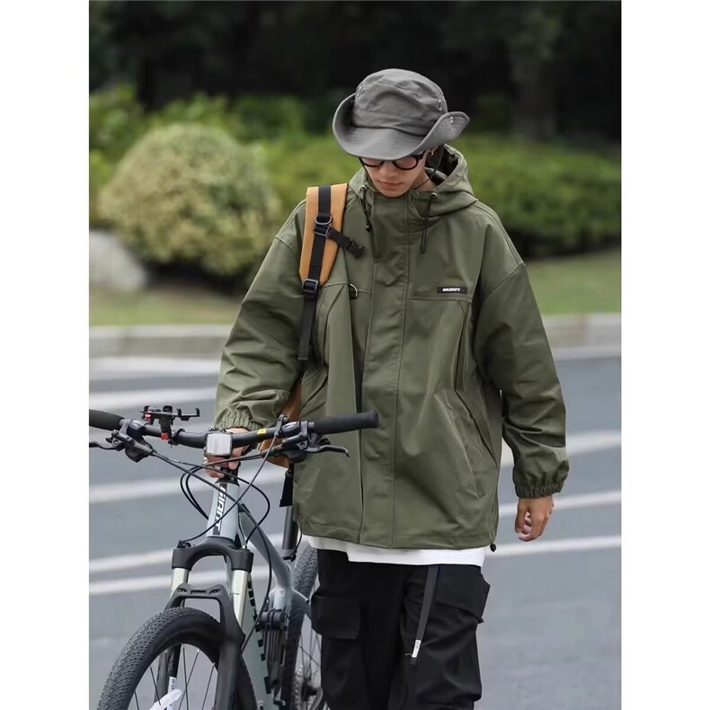 黑色户外冲锋衣外套男春秋季新款防风防水登山服男生休闲工装夹克图片