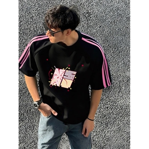 抖音得物品质二开240克宽松纯棉美式潮牌印花三条杠中性风短袖T恤图片