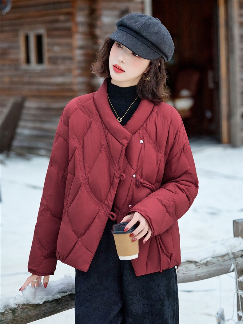现货2025年冬季新款新中式90绒羽绒服女短款轻薄时尚宽松上衣外套,女装羽绒服,璐依舞