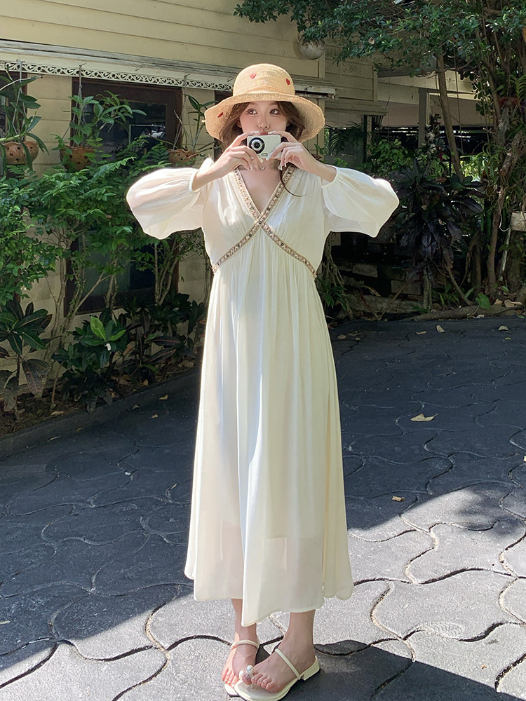 米白色法式v领连衣裙女2025夏季新款浪漫度假风气质超仙仙女长裙,女装连衣裙,韩蜜菓