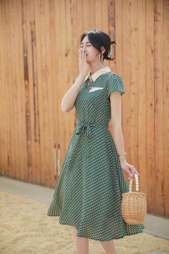 开领的设计，为本是简约的碎花裙添加了时尚感，实穿又减玲，女装，漫菲妮