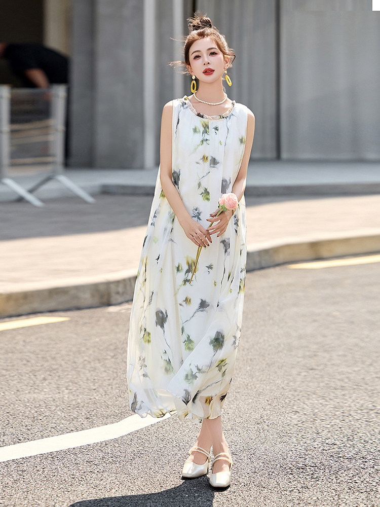 碎花连衣裙女中长款2025夏新款优雅褶皱圆领宽松背心裙子,女装连衣裙,秀美人生
