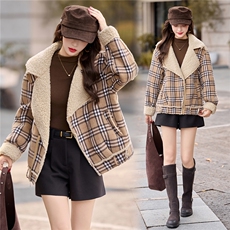 格子皮毛一体外套女秋冬款短款复古加厚保暖，女装短外套，依多米