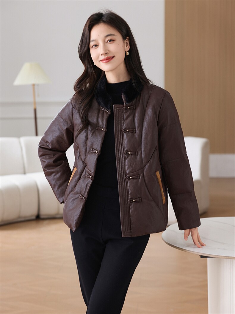 皮衣羽绒服女2025年洋气百搭时尚妈妈装冬季大码宽松白鸭绒外套,女装羽绒服,拾衣