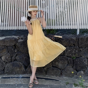 法式温柔挂脖吊带连衣裙女2025夏季新款海边度假风超好看显瘦长裙图片