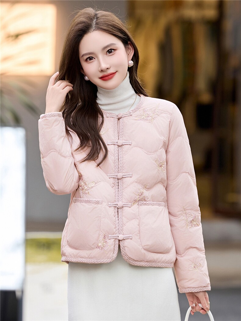时尚立领绣花羽绒服女2025冬季新中式宽松洋气短款90白鸭绒外套,女装羽绒服,伊航服饰