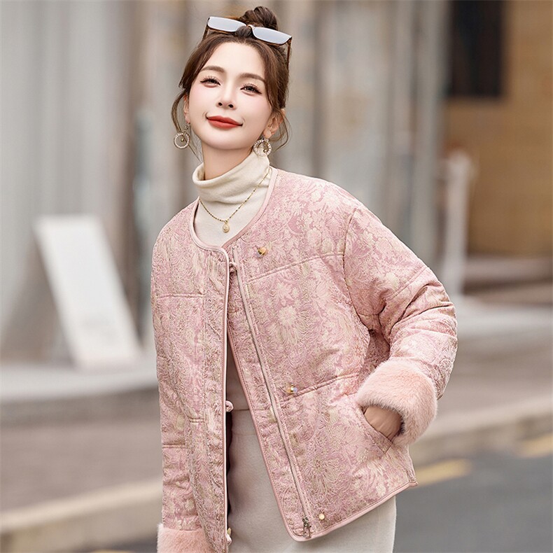 新中式国风羽绒服女2024冬季新款小个子今年流行漂亮短款粉色外套,女装羽绒服,伊仟回