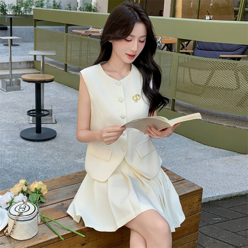 2025年夏季新款时尚舒适修身百褶短裙两件套,女装套装/套裙,心心服饰