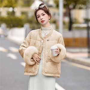 现货。2025年潮冬季真狐狸毛重工刺绣短款新中式羽绒服新款图片