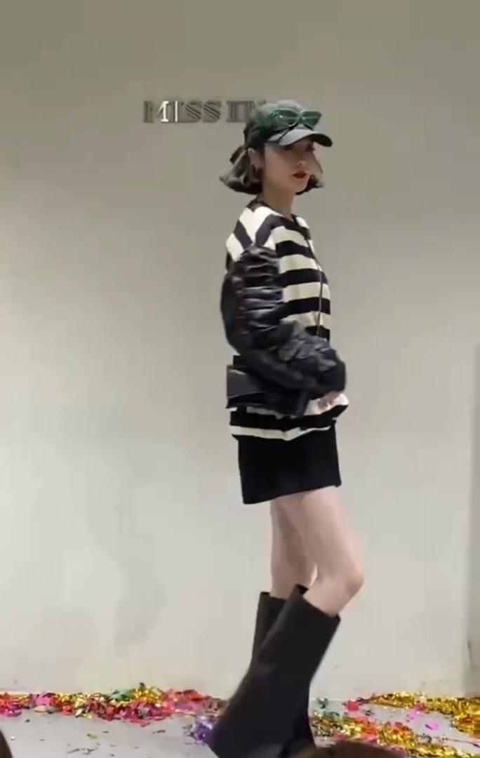 2022春款现货韩版花边袖爱心条纹卫衣,女装卫衣/绒衫,L·H·X