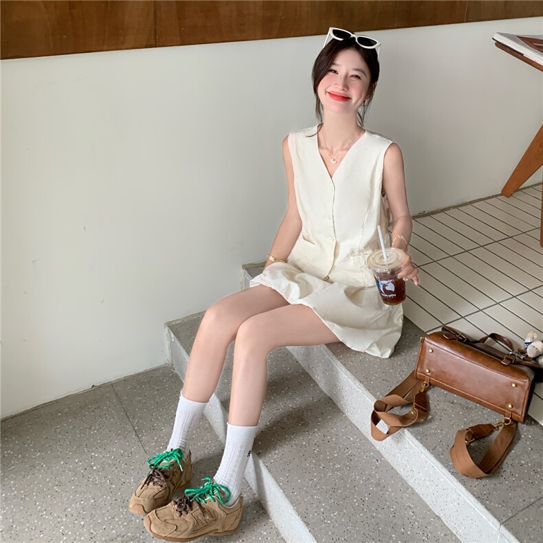 休闲减龄穿搭米白色一整套女夏2025超火v领马甲配花苞短裙两件套,女装套装/套裙,2C016