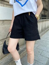 弹力洗水短裤：面料纹理仿料有小竹节视觉 脚口小开叉设计，其它，简 影