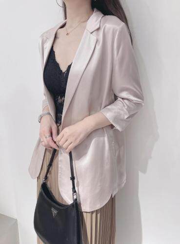 流金岁月醋酸西装外套 这件套装真的是从风格和款式上相当讨巧，女装西装，蓝衣可