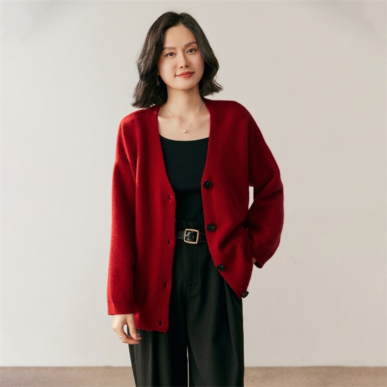 2025年秋季v领单排扣纯色针织开衫时尚百搭休闲风，女装针织衫/毛衣，鸥蕊娅羊绒