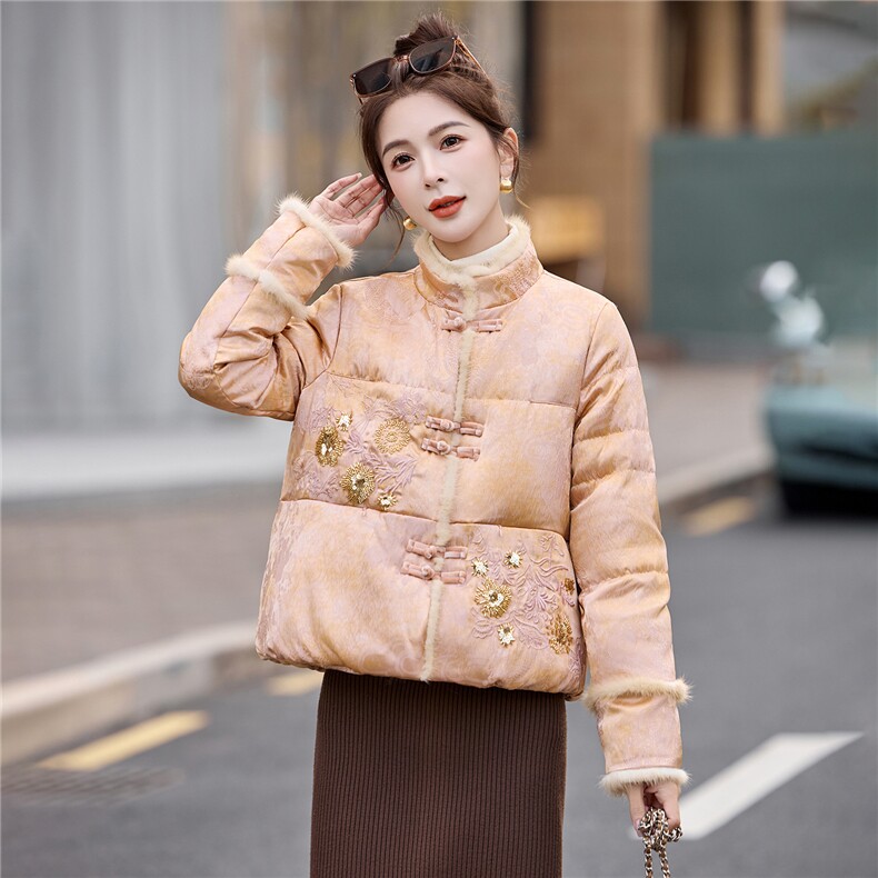 保暖2025年冬季新款刺绣手工穿钻高档拼貂毛边羽绒服,女装羽绒服,布芭啦