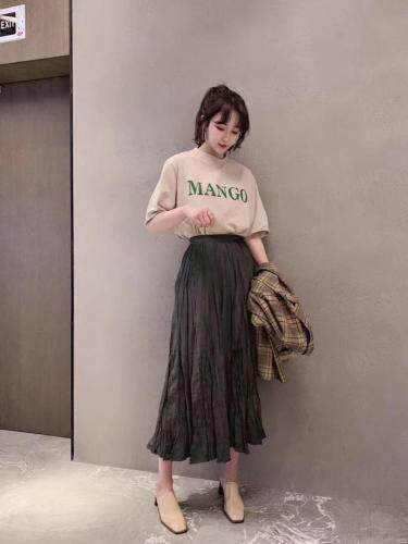 春夏半身裙、连衣裙火爆登场，女装半身裙，亮金金