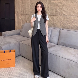 高级感休闲运动套装女春秋圆领马甲上衣内搭白色T恤阔腿裤三件套图片