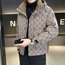 工装字母满印花羽绒服男新款设计感连帽外套A329-YR9865-P185，男装羽绒服，电商A329