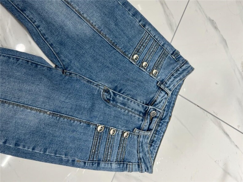高档烫钻牛仔裤，女装牛仔裤，雪儿诱惑