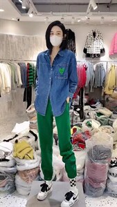 春季新款洋气绿色爱心英文字母牛仔衬图片