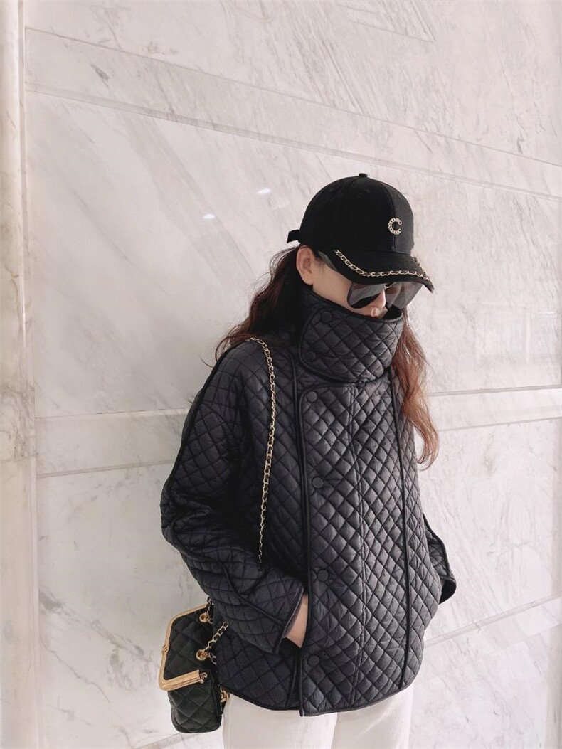 轻薄衣，感情寻找它的模特儿，衣服挂在橱窗，有太多人适合，，女装棉衣/棉服，蓝衣可