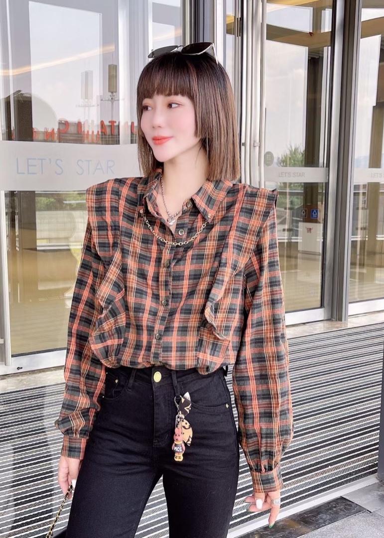 2021秋季新款复古格纹设计感木耳边带链条装饰时尚衬衫,女装衬衫,L·H·X