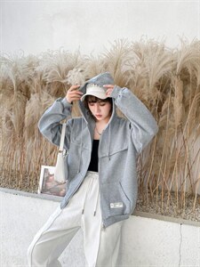 带帽棒球服图片