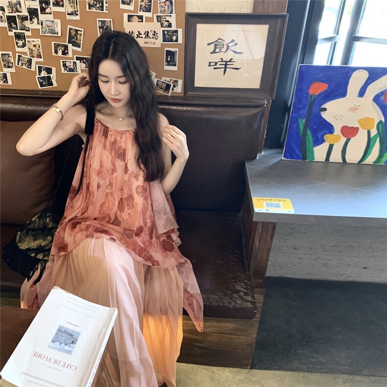 粉色假两件设计感印花吊带裙女夏季新款度假风森系显瘦百褶连衣裙,女装连衣裙,2C261
