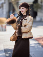 水衣源2693款圆领提花料新中式狐狸毛袖短款女式羽绒服，女装羽绒服，水衣源