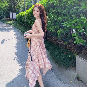 粉色格纹小清新吊带裙女夏季新款设计感不规则裙摆甜美减龄连衣裙图片