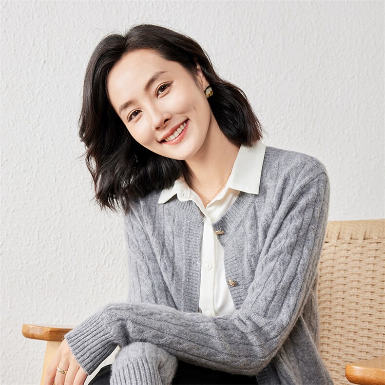 2025年春季羊绒修身型常规单件长袖圆领单排扣时尚百搭开衫,女装羊绒衫,春贝羊绒
