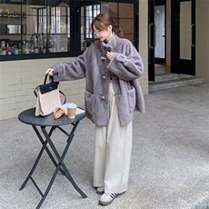 灰色复古高级感牛角扣皮毛一体外套女2025冬新款气质立领毛绒上衣，女装短外套，2C317