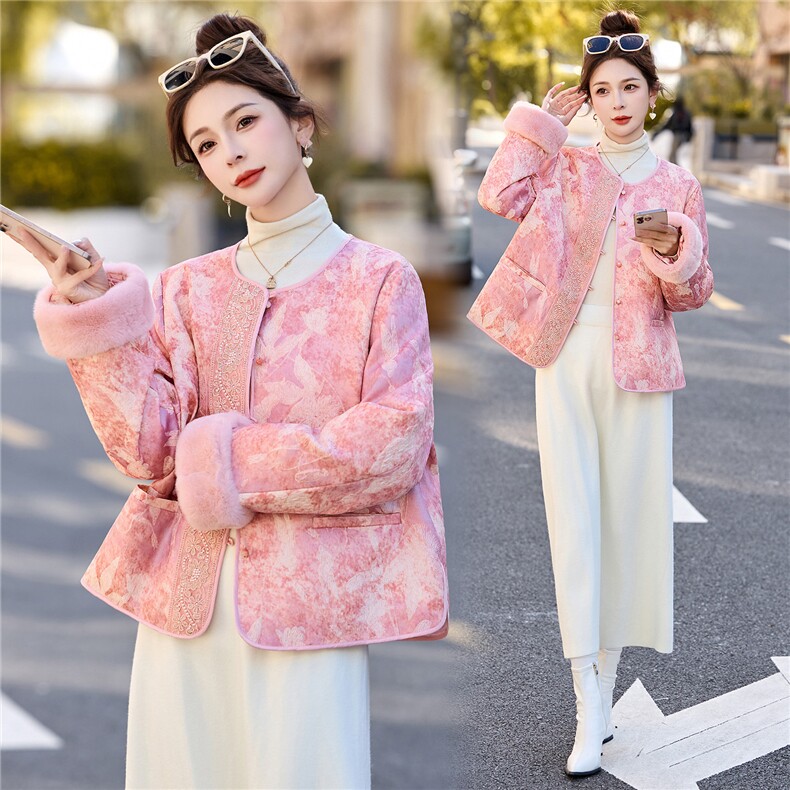2025年潮冬季真狐狸毛重工刺绣钉珠短款新中式羽绒服新款,女装羽绒服,伊仟回