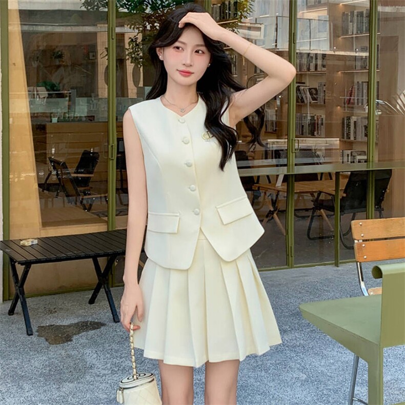 2025年夏季新款时尚舒适修身百褶短裙两件套,女装套装/套裙,心心服饰