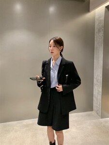 背后开衩款西装图片