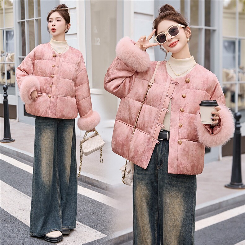 现货新中式羽绒服女2025冬季新款巨好看的短款粉色狐狸毛保暖外套，女装羽绒服，艾仟回(原伊仟回)