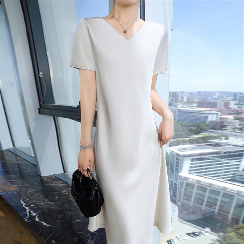 极简风V领短袖连衣裙女2025夏季新款裙子缎面垂坠感时尚气质长裙，女装连衣裙，九戎