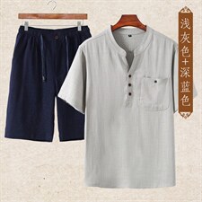 浅灰上衣＋深蓝短裤