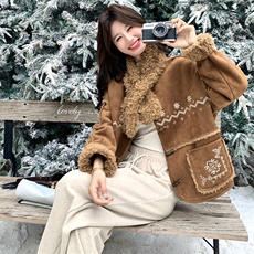 棕色刺绣拼接配围脖羊羔毛外套女秋冬2025新款设计感皮毛一体棉服，女装毛呢外套，2D076