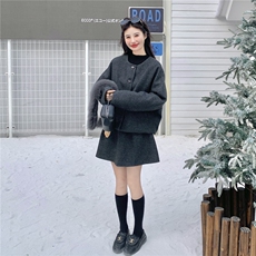 现货：冬季新款高级感复古休闲加厚灰色毛呢夹羽绒服套装加真毛领，女装羽绒服，2C135