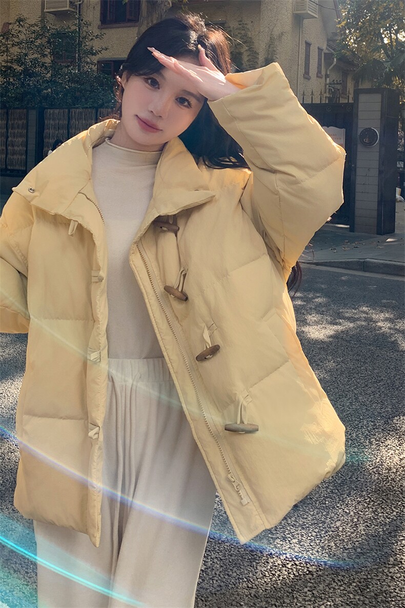 立领奶黄色牛角扣羽绒服女冬季2025新款温柔风奶乎乎爆款高级感,女装羽绒服,蝶眷