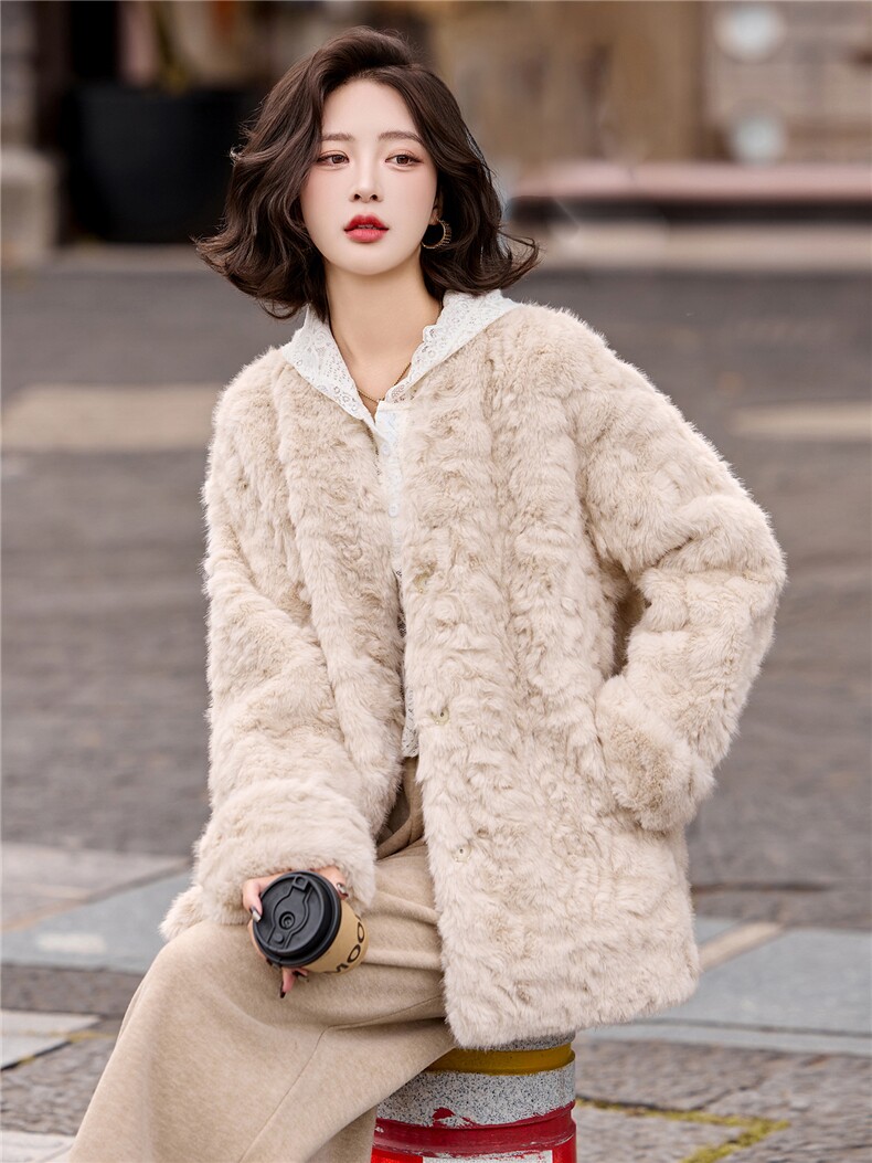 皮毛一体外套女秋季2025新款高级感巨好看轻奢V领中长款毛毛外套,女装羊羔毛/颗粒绒,流量+