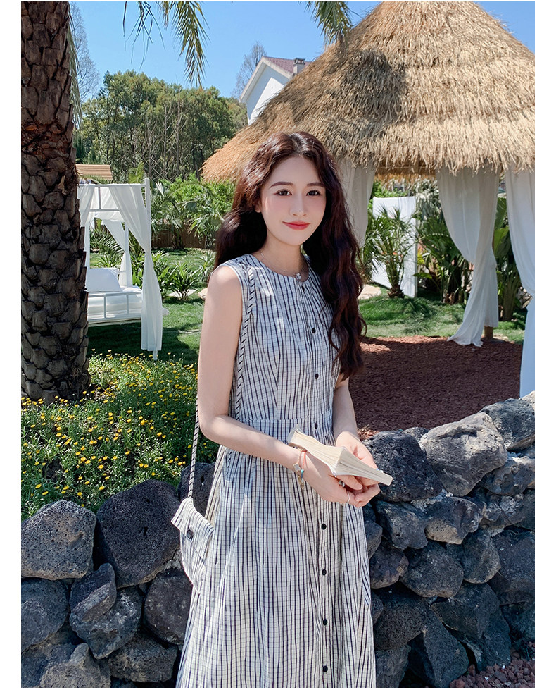 简单大方竖条纹收腰显瘦无袖连衣裙女2025夏韩系洋气单排扣背心裙，女装连衣裙，欧米莱